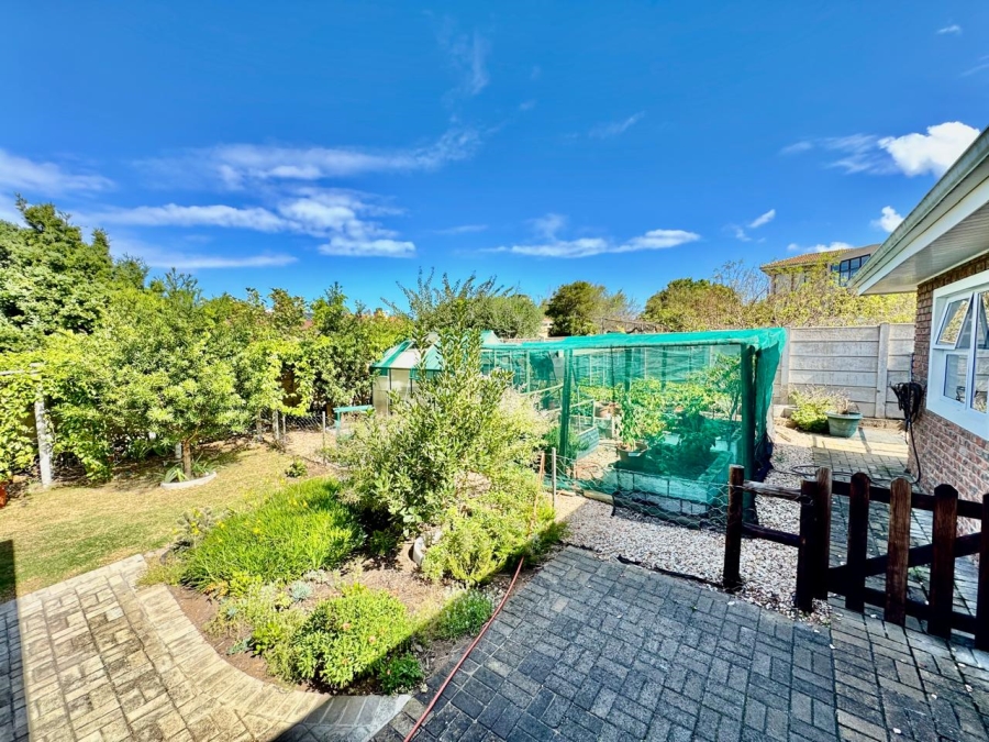 To Let 3 Bedroom Property for Rent in Stilbaai Wes Western Cape